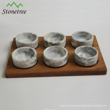 Accesorios de cocina de piedra de mármol natural con bases de madera.